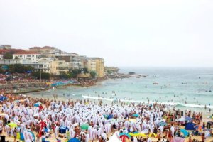 Havaianas sets World Record at 2011 Australia Day Thong Challenge - Spice  News