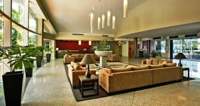 DoubleTree Cairns lobby